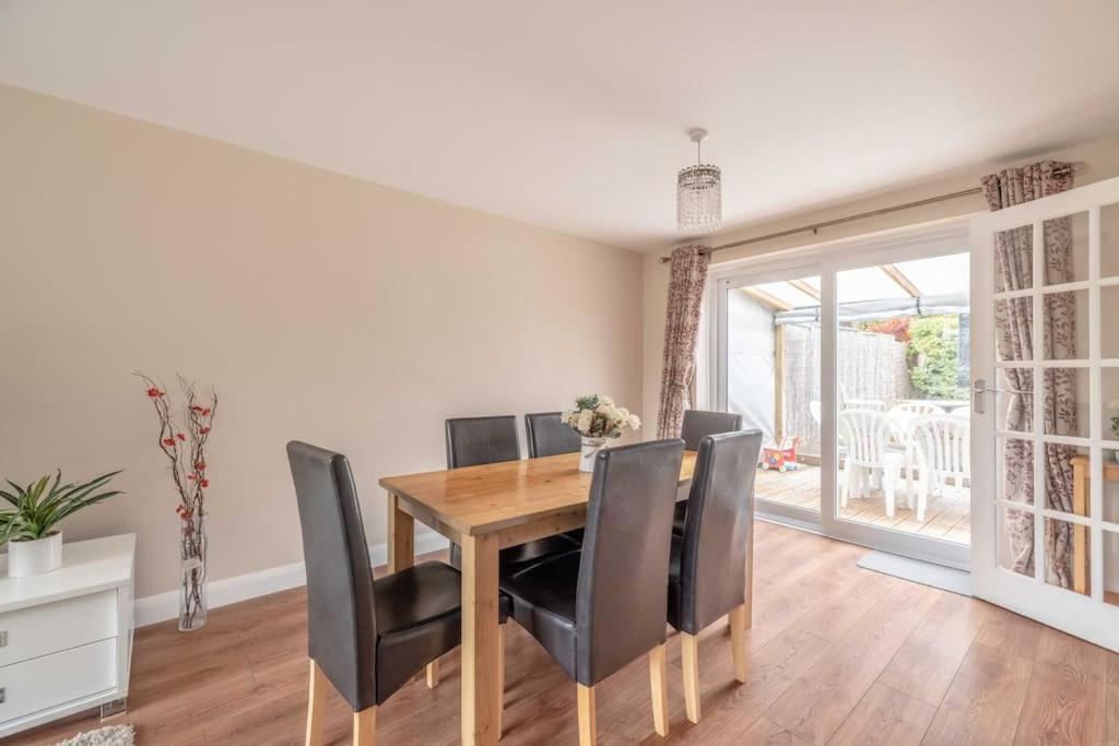 3-Bed Family Home With Parking & Large Garden Windsor Exterior photo