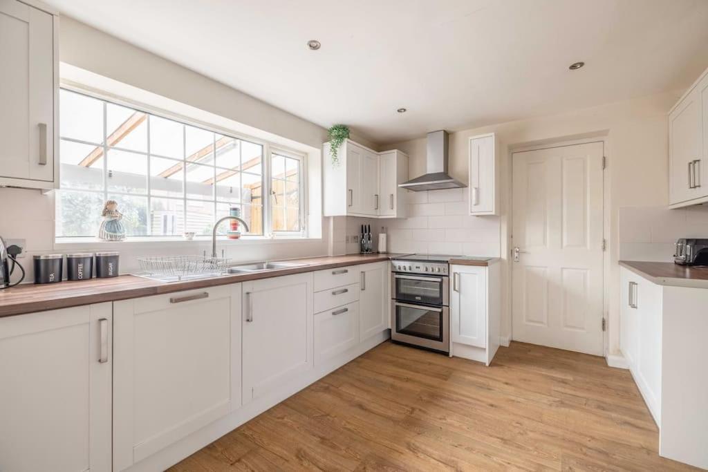 3-Bed Family Home With Parking & Large Garden Windsor Exterior photo